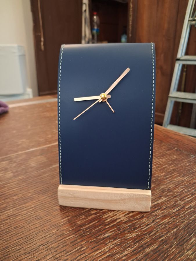 Pendulette de bureau en cuir recycl&eacute; bleu marine et bois clair